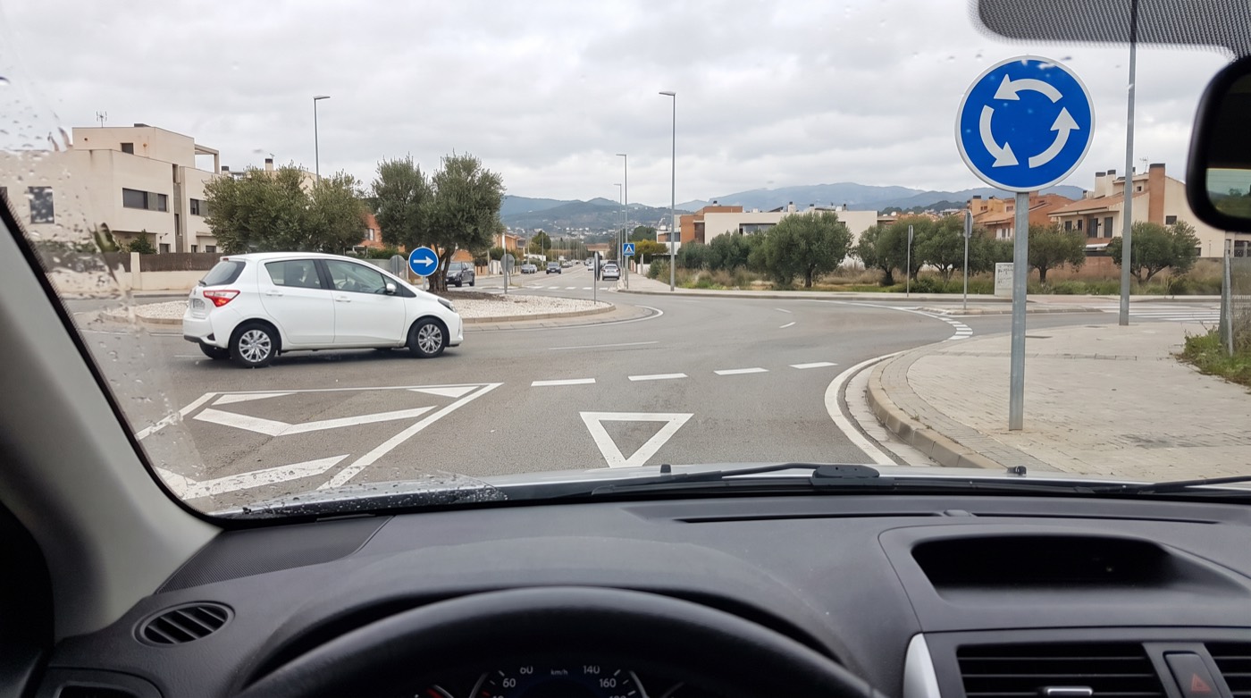 Vista aérea de una glorieta con vehículos circulando
